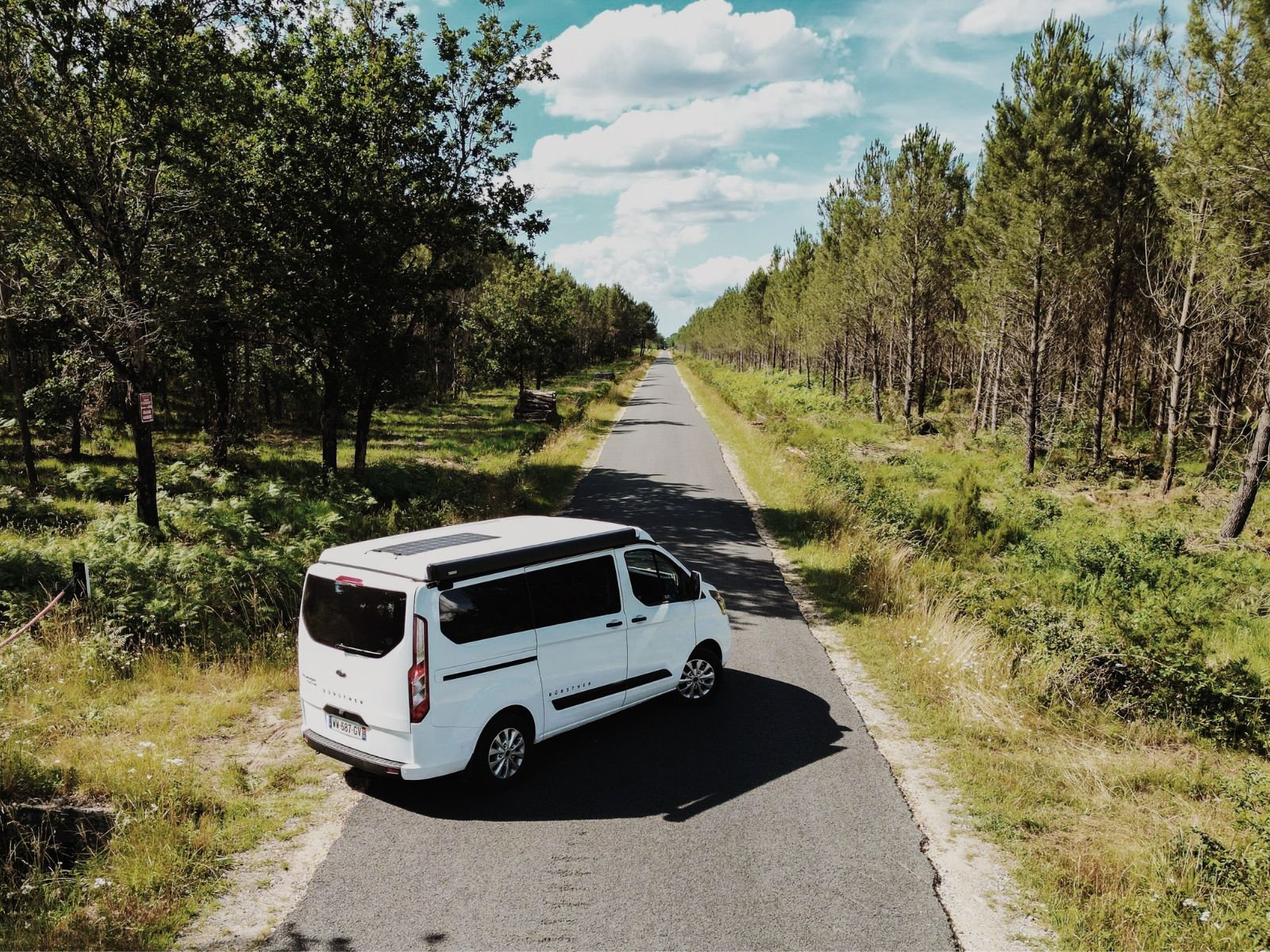fourgon amenage route foret