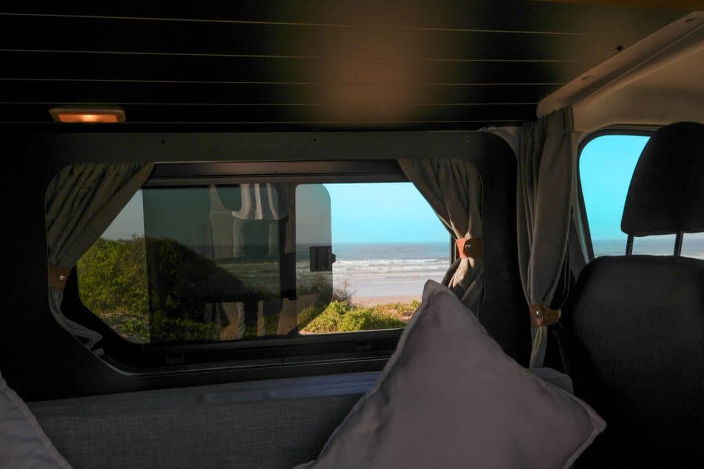 interieur van amenage fenetre plage mer maroc