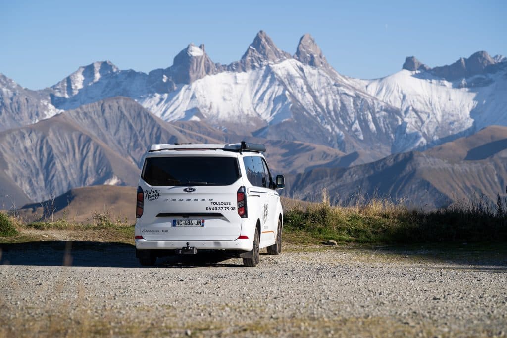 kevin thibaud panama van amenage route montagne neige