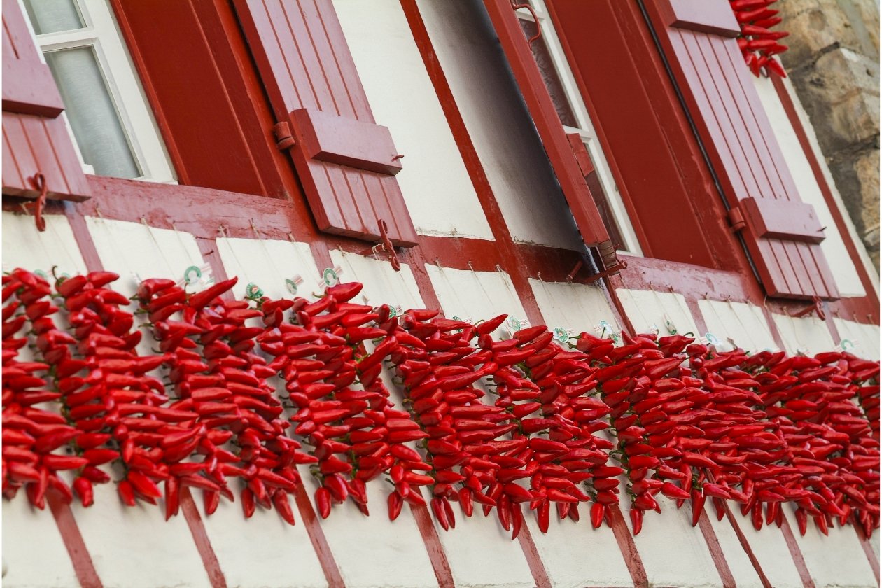 piments-espelette-fenetre-pays-basque
