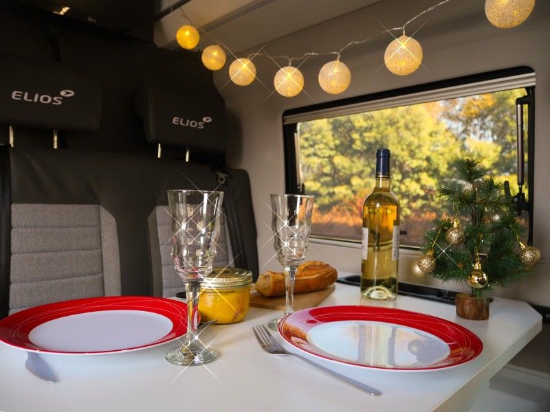 repas-van-amenage-espace-cuisine-assiettes-coupes|petit dejeuner van amenage orange tasses table depliante|van amenage 5 places tasmania table depliee rangements ouverts|van amenage 5 places tasmania interieur plaques sieges table|panama van lifestyle cuisinier oranges couteau