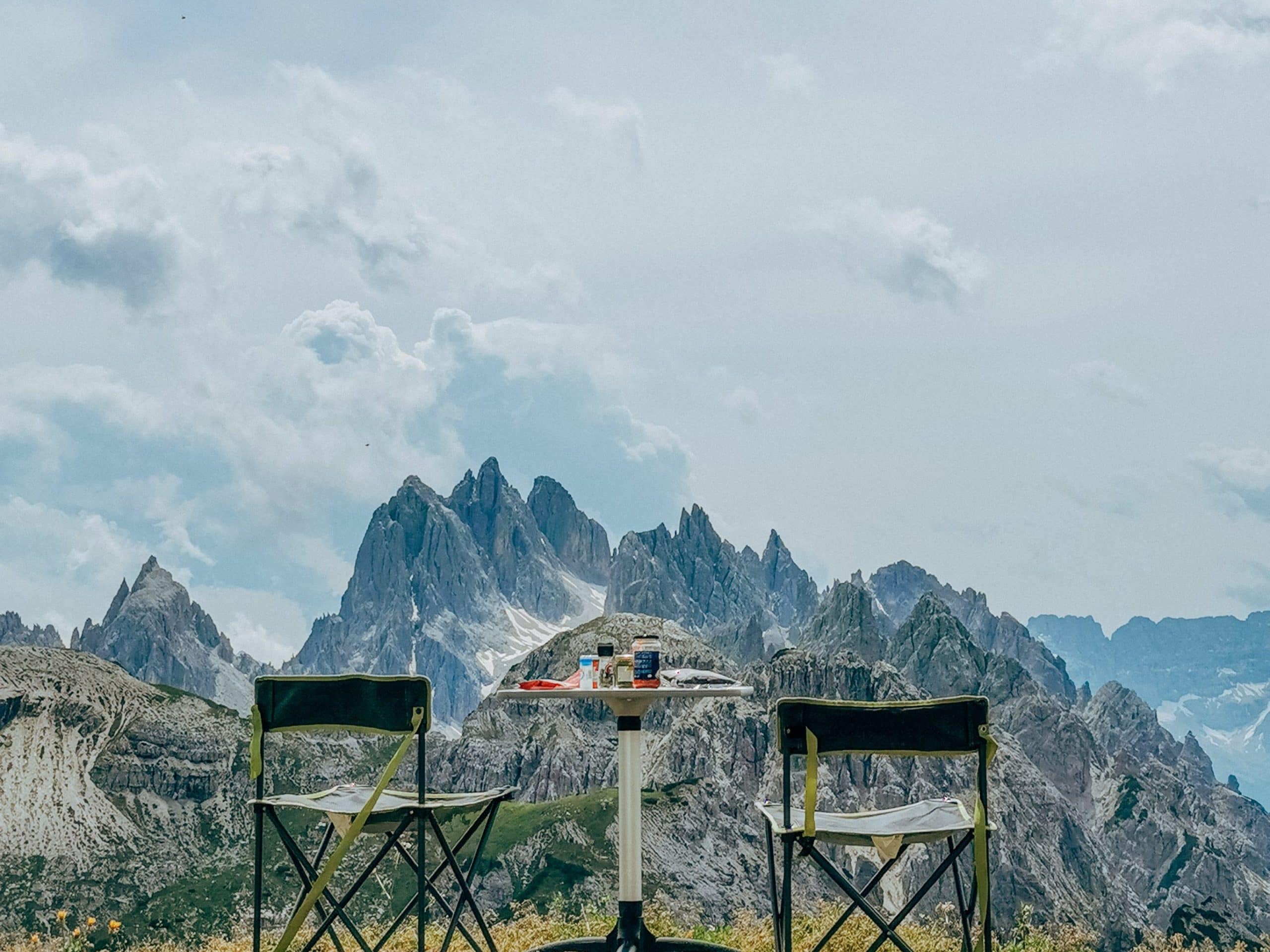 traveltrekwine table repas chaises montagne paysage ete