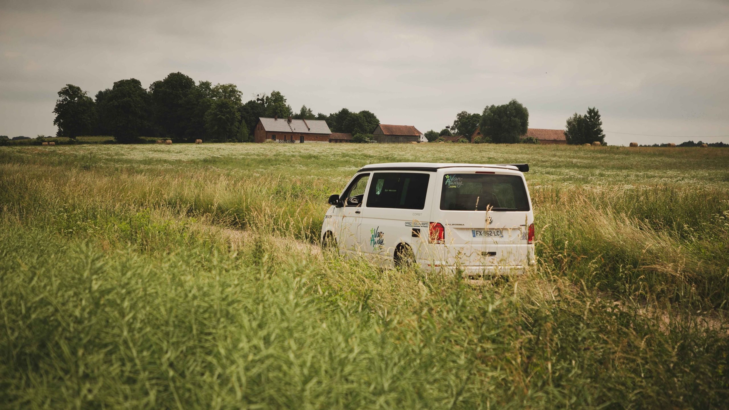 van-amenage-campagne-champs