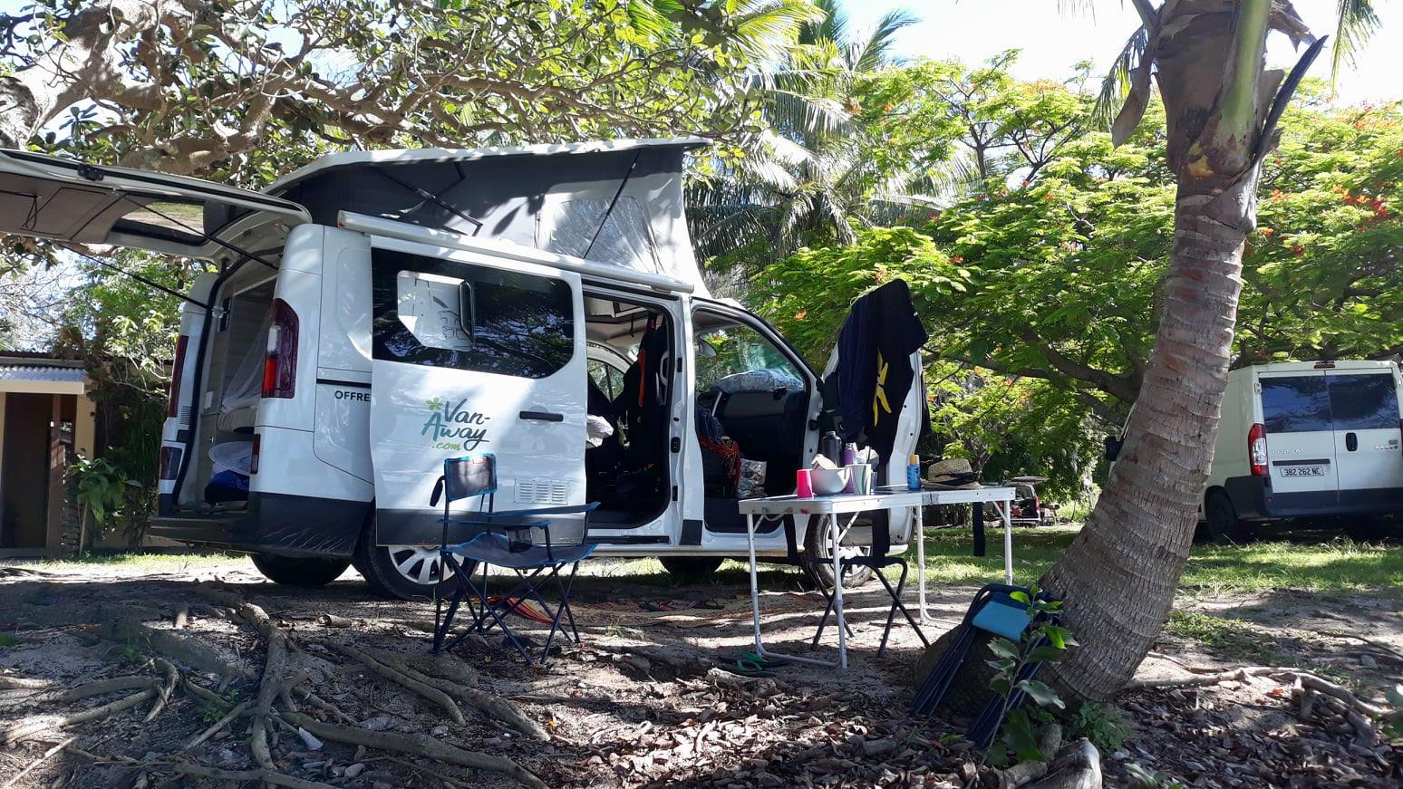 van amenage ouvert table camping tente toit