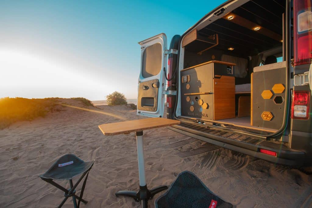 van amenage table exterieur plage maroc