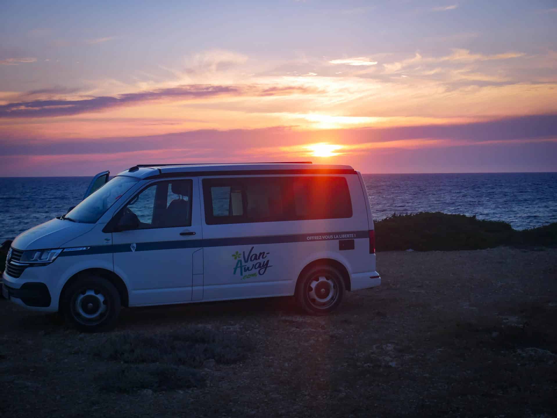 van away coucher de soleil ocean plage preview