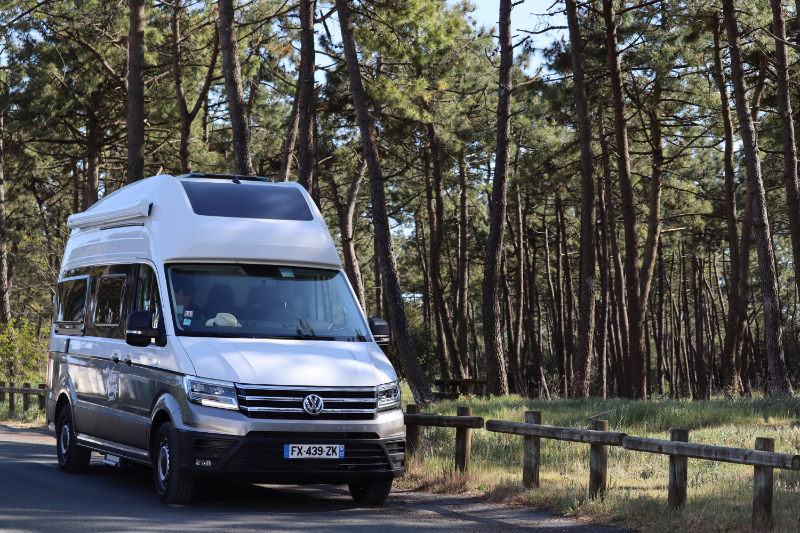 van-foret-pins|van-4x4-tout-terrain-plage|fourgon-tout-terrain-homme-ordinateur|couche -soleil-offroad-nature-van-away|tente-fourgon-tout-terrain-savane|4x4-coffre-toit-polynesie-montagnes-van-away|van-montagne-lac-soleil