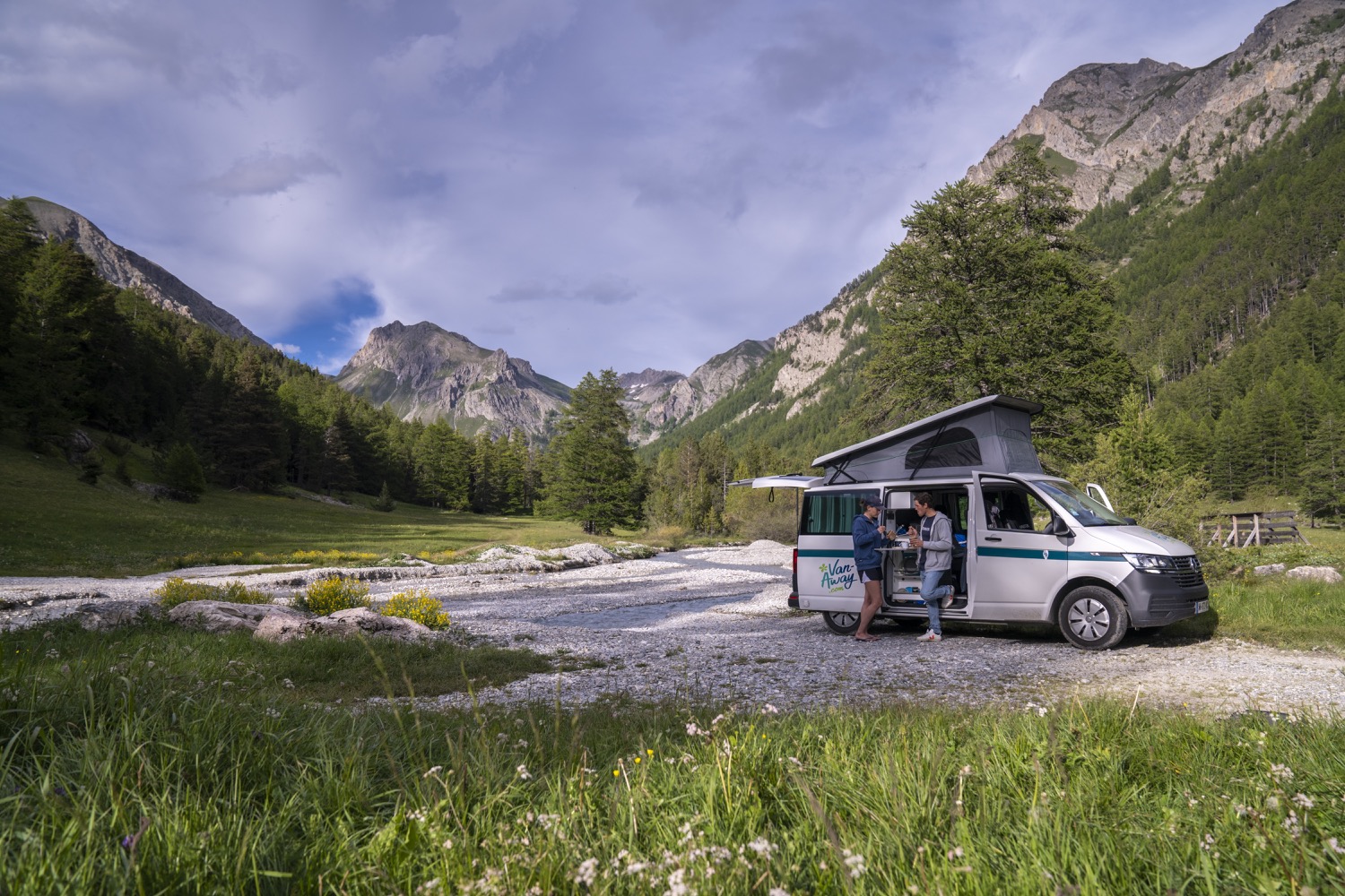van-tente-toit-sommet-montagnes-pyrenees|pic midi vue couche soleil|etang-pyrenees-chalet-foret|fourgon tente toit parc regional pyrenees|phare volkswagen california pyrenees spot|ski fond neige pyrenees soleil|lac-montagne-pyrenees-sapins-spot